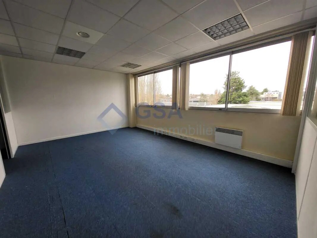 Office in Palaiseau to rent Building Photo- Image 1 of 10