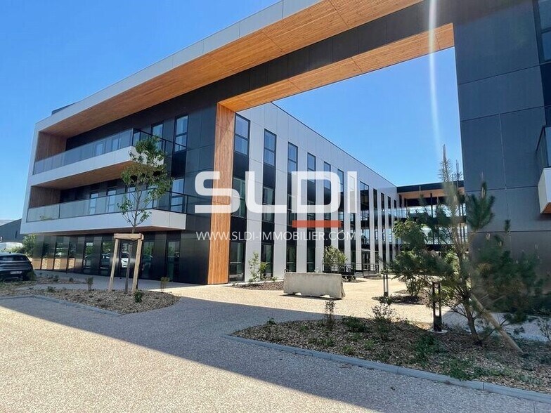 Office in Genas to rent - Building Photo - Image 1 of 10