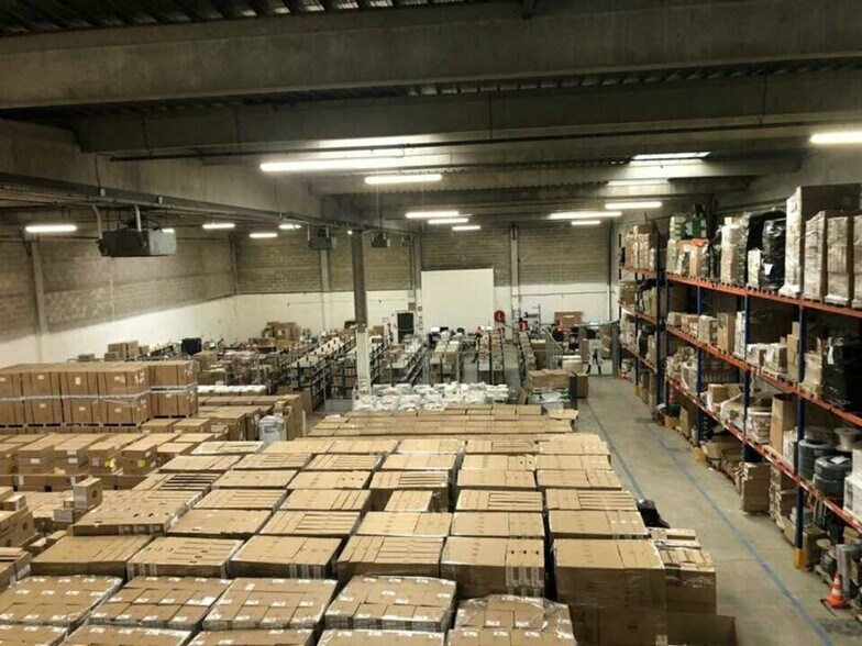 Light Industrial in Goussainville to rent - Interior Photo - Image 2 of 5