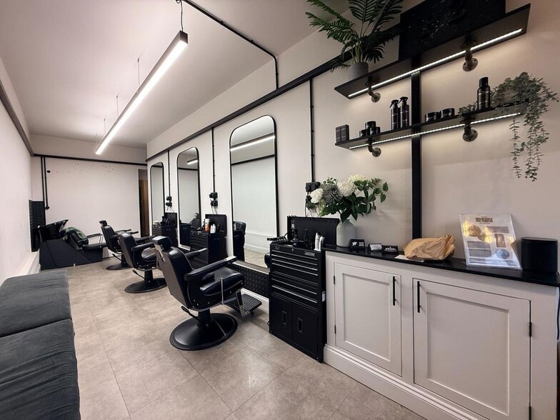 76 Camden Rd, Tunbridge Wells for sale - Interior Photo - Image 2 of 11