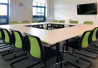 3-5 Holmethorpe Av, Redhill to rent Interior Photo- Image 2 of 10