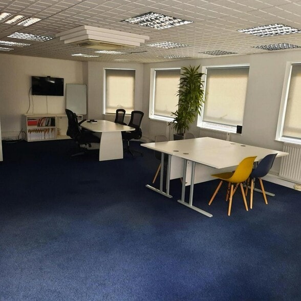 224-226 High St, Guildford to rent - Building Photo - Image 3 of 10