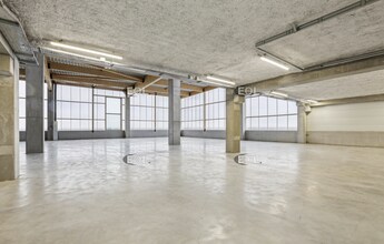 Light Industrial in Tremblay-en-France to rent Interior Photo- Image 2 of 5