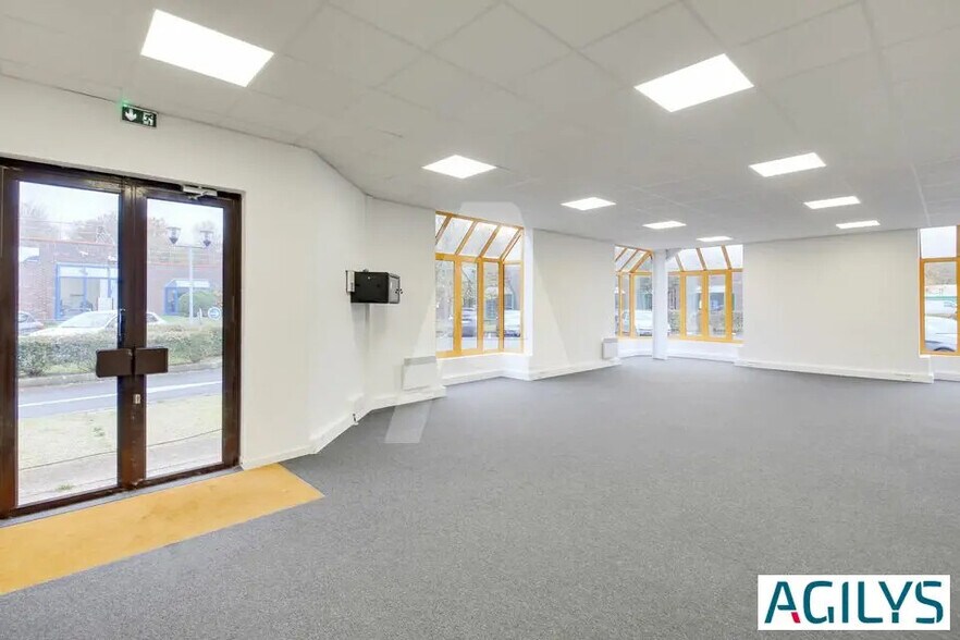 Light Industrial in Croissy-Beaubourg to rent - Interior Photo - Image 2 of 5