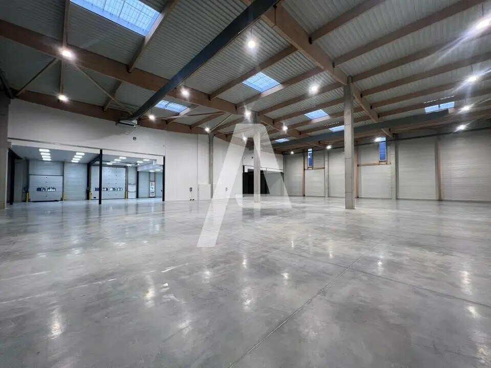 Light Industrial in Moissy-Cramayel to rent Building Photo- Image 1 of 6
