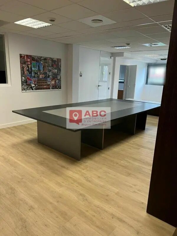 Location Commerce 235 m² - Photo 1