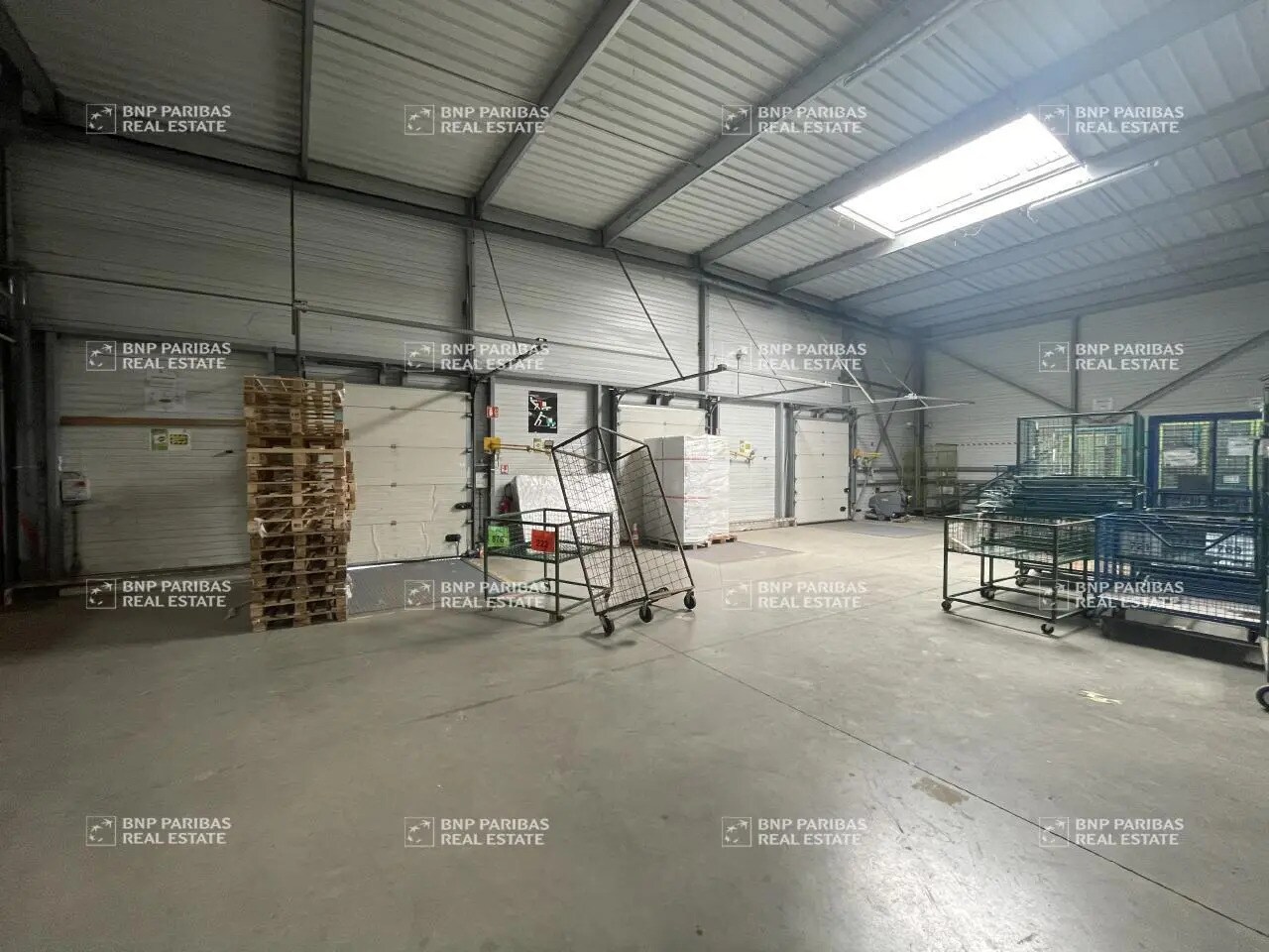 Office in Plaisir to rent Interior Photo- Image 1 of 41