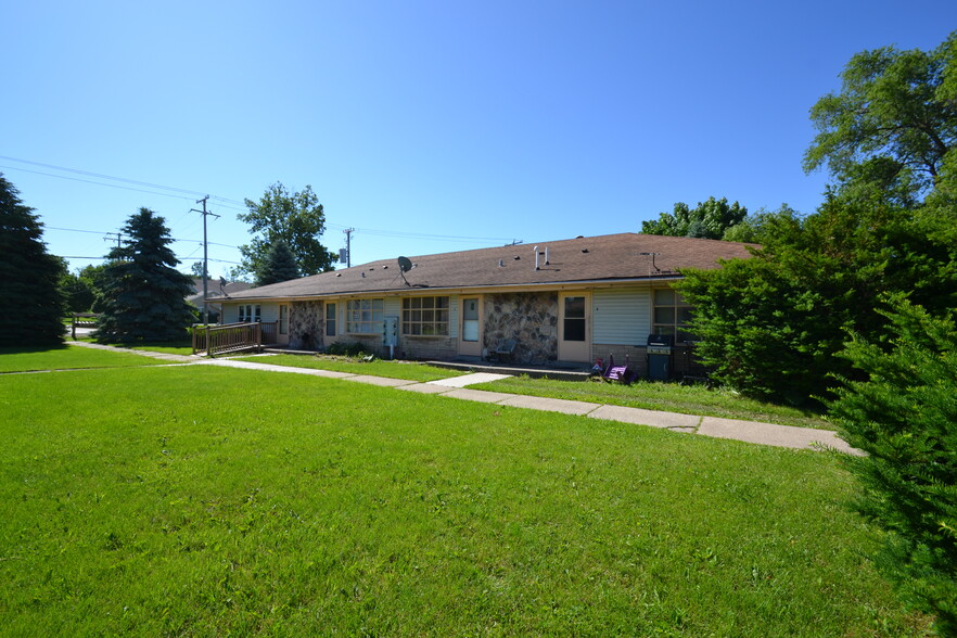 447 Merton Ave, Hartland, WI for sale - Building Photo - Image 1 of 11