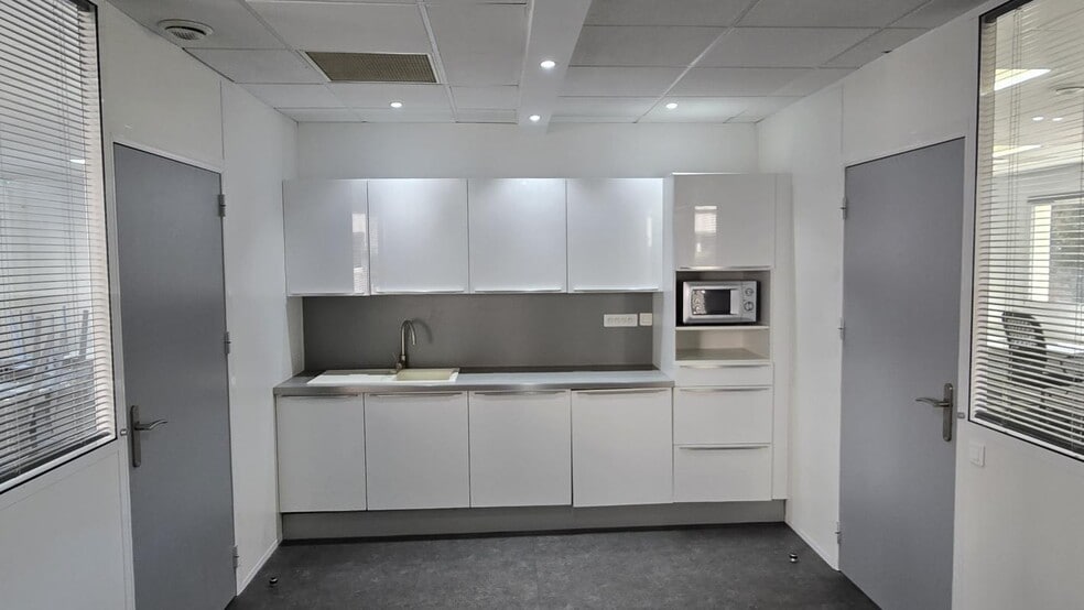 Office in Gémenos to rent - Building Photo - Image 3 of 7