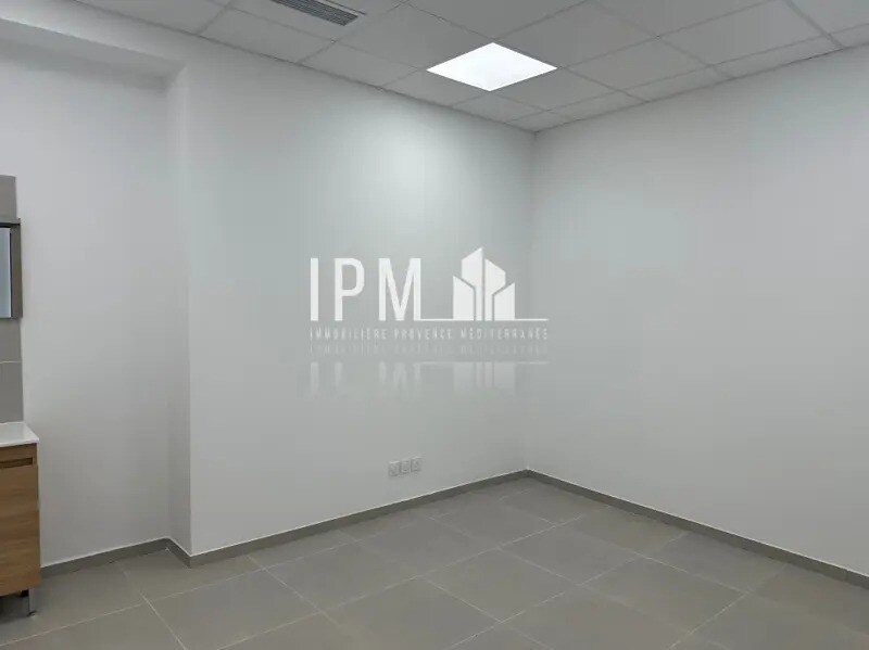 Retail in Roquevaire to rent Interior Photo- Image 1 of 4