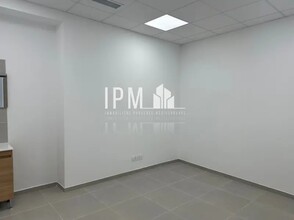 Retail in Roquevaire to rent Interior Photo- Image 1 of 4
