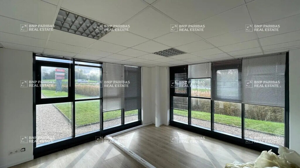 Location Local d'activités 360 m² - Photo 1