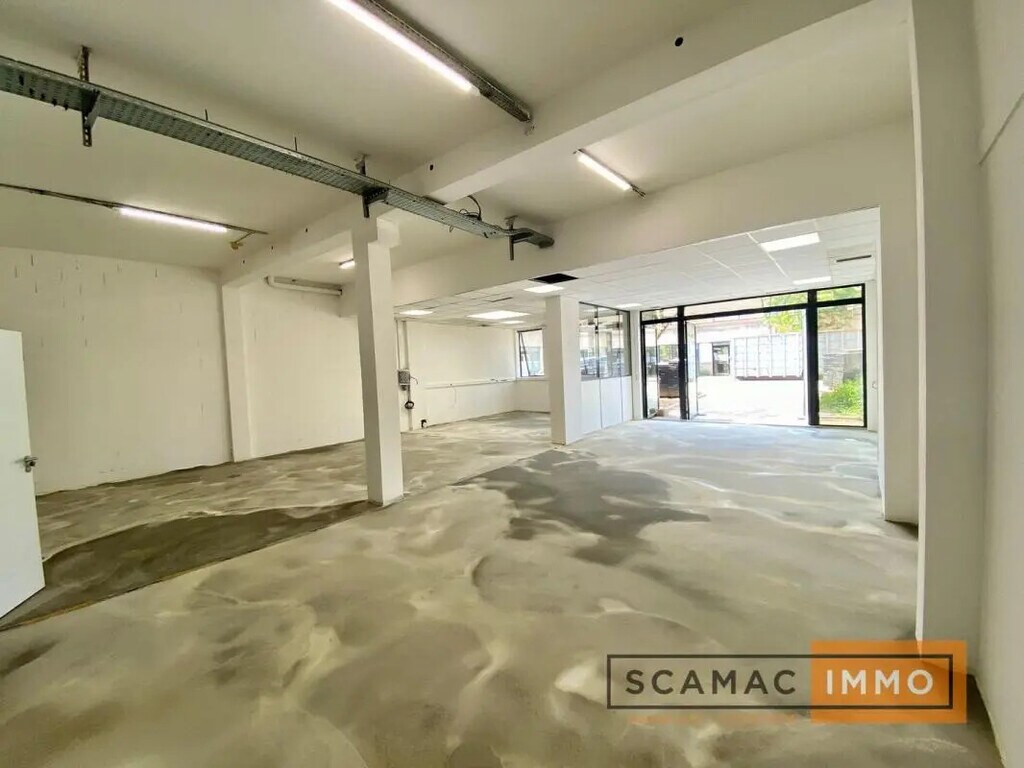 Location Entrepôt 325 m² - Photo 1