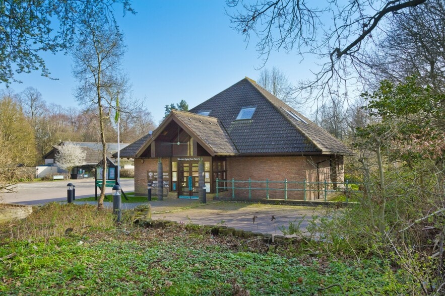 Nursery Rd, Loughton to rent - Building Photo - Image 3 of 7