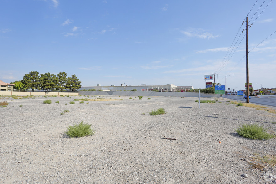 453 N Nellis Blvd, Las Vegas, NV for rent - Building Photo - Image 3 of 6