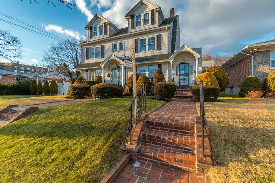 19115 Hillside Ave, Hollis, NY for sale - Primary Photo - Image 1 of 1