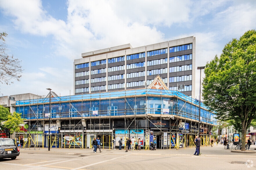 Lampton Rd, Hounslow to rent - Building Photo - Image 3 of 11