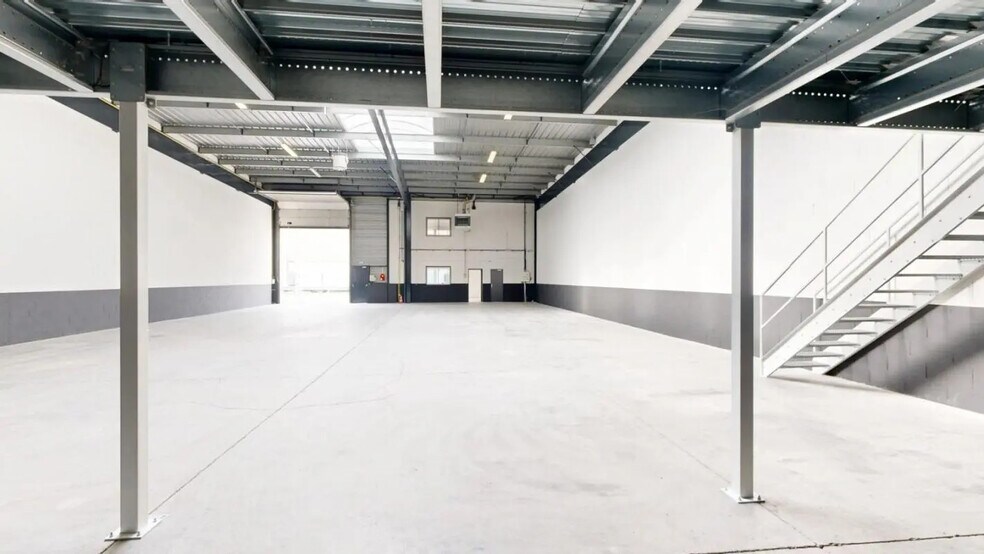 Light Industrial in Bezons to rent - Interior Photo - Image 3 of 13