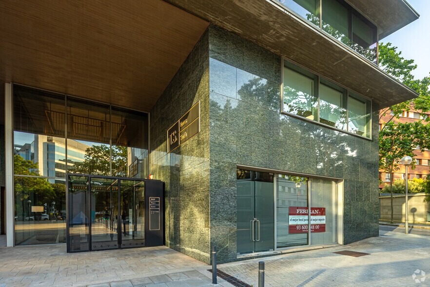 Retail in Barcelona, Barcelona to rent - Building Photo - Image 2 of 2