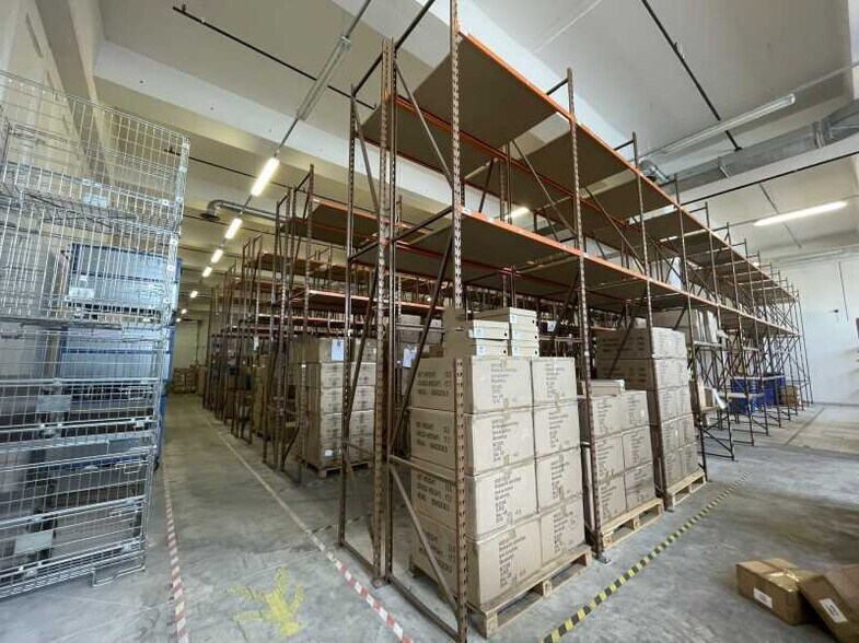 Industrial in Montreuil for sale - Interior Photo - Image 3 of 7