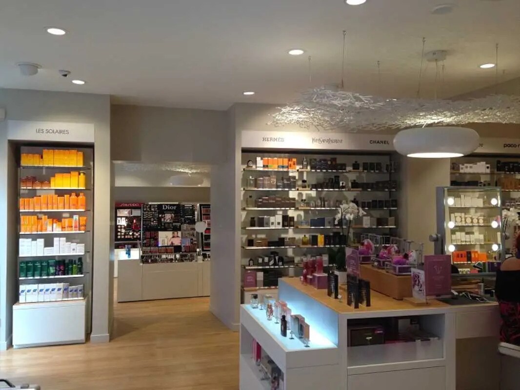 Retail in Clamart to rent Interior Photo- Image 1 of 3