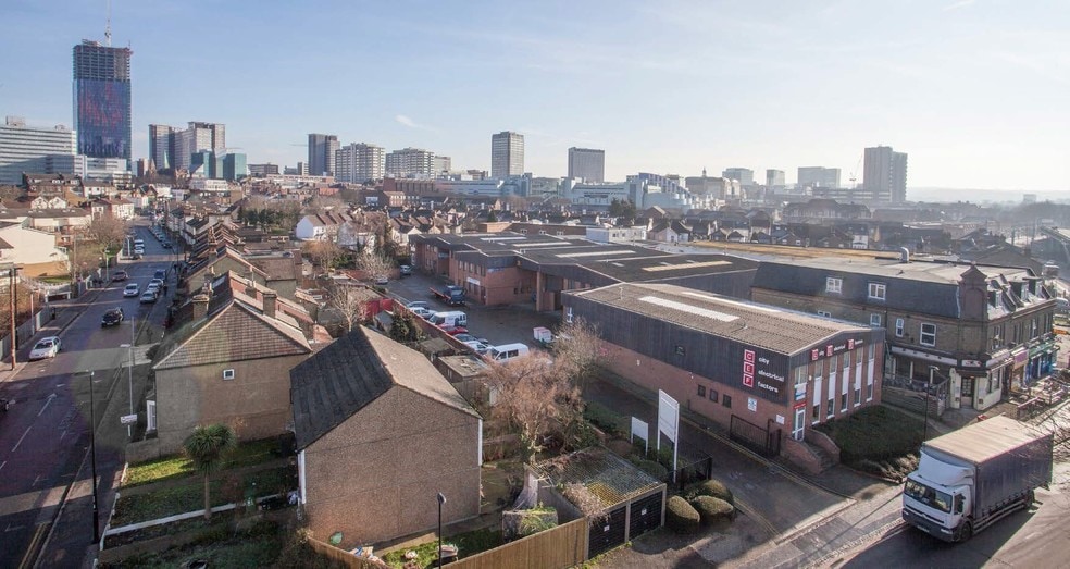 Pitlake, Croydon to rent - Aerial - Image 2 of 7