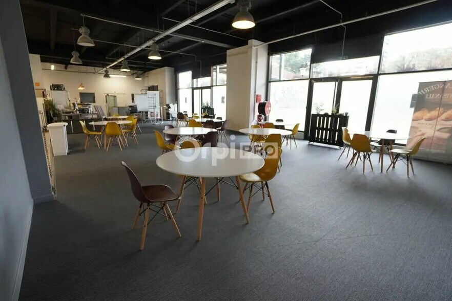 Retail in Dijon to rent - Interior Photo - Image 3 of 7