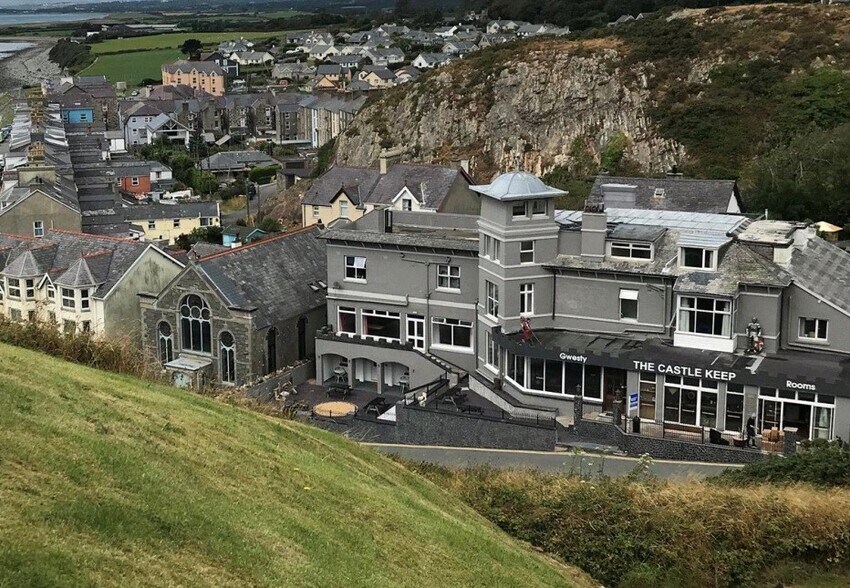 Marine Crescent, Criccieth for sale - Primary Photo - Image 1 of 1