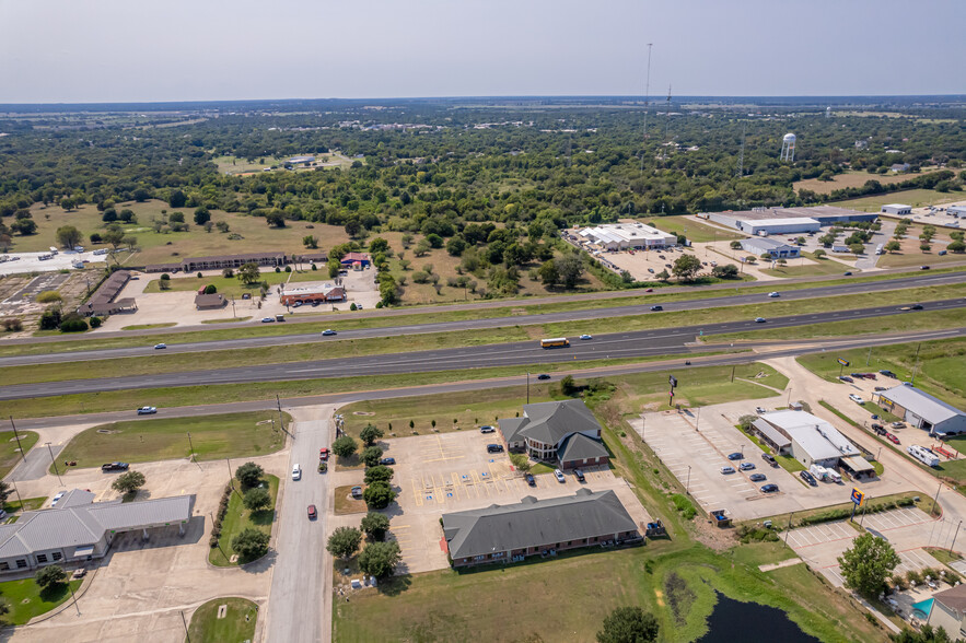 1905 Dove Crossing Ln, Navasota, TX for rent - Building Photo - Image 3 of 6