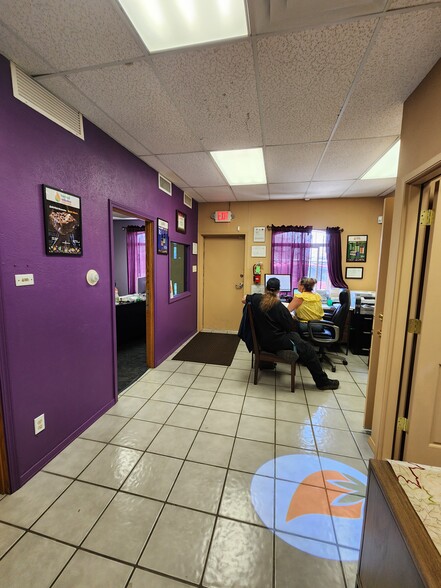 3109 Los Arboles Ave NE, Albuquerque, NM for sale - Interior Photo - Image 2 of 27