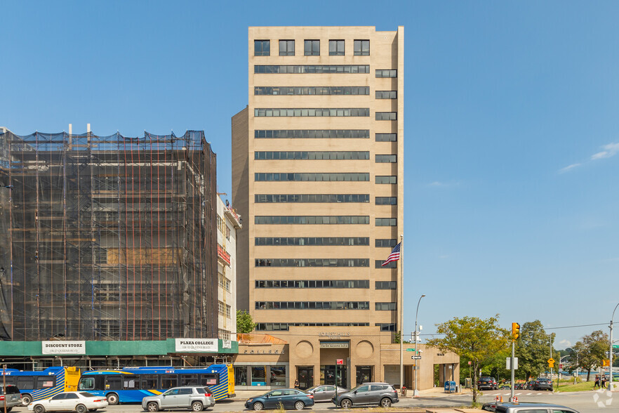 118-35 Queens Blvd, Forest Hills, NY for rent - Building Photo - Image 3 of 4