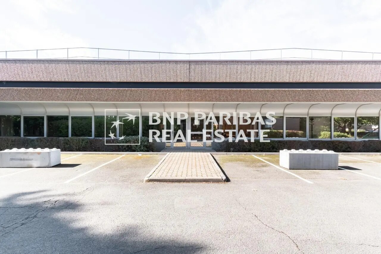 Office in Trappes to rent Primary Photo- Image 1 of 37