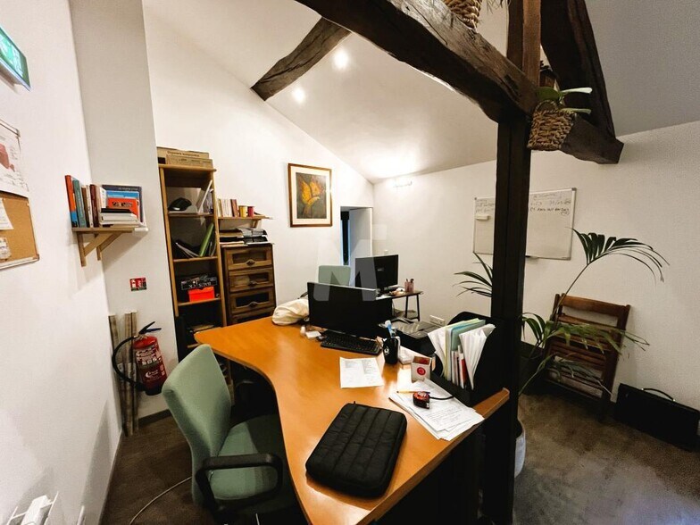 Office in Viry-Châtillon to rent - Building Photo - Image 1 of 9