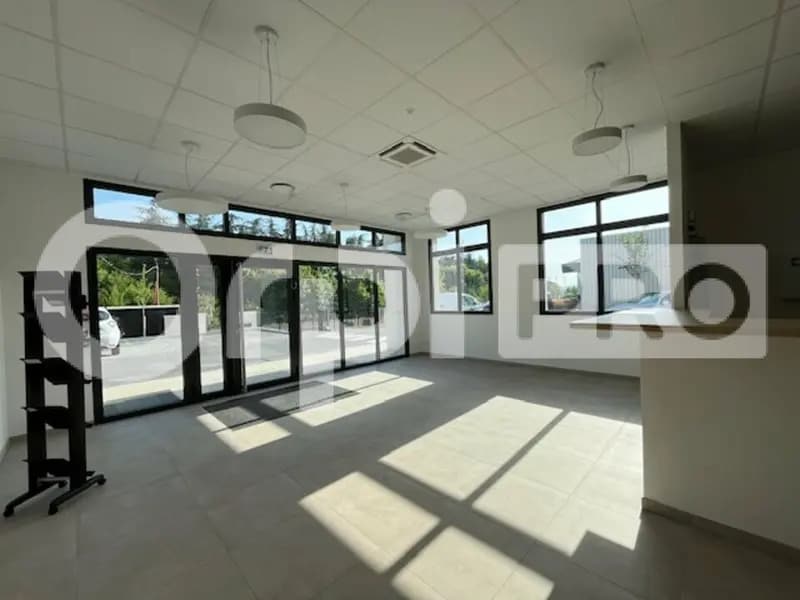 Office in Limeil-Brévannes to rent Interior Photo- Image 1 of 15