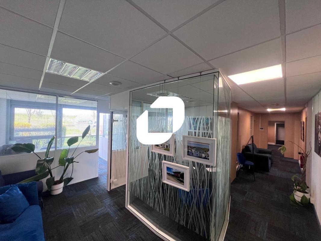 Office in Magny-le-Hongre to rent Interior Photo- Image 1 of 9