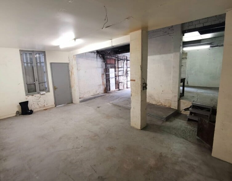 Industrial in Paris to rent - Building Photo - Image 1 of 6