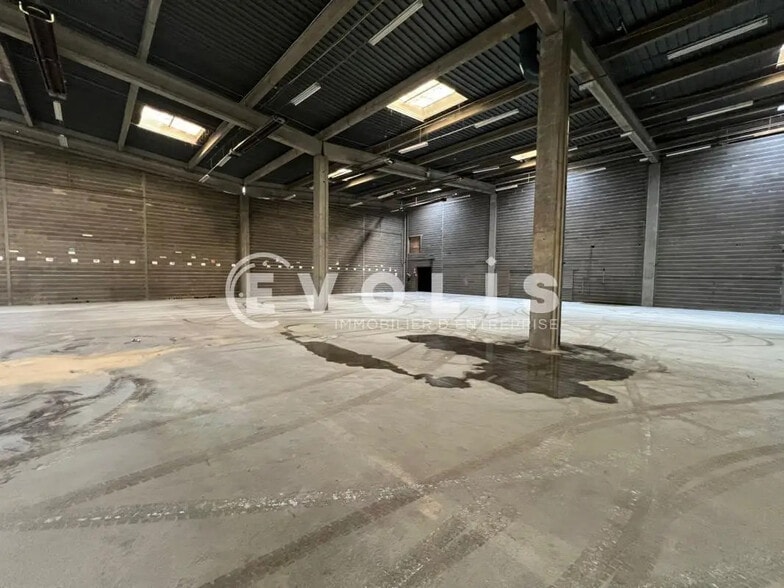 Office in Villefranche-sur-Saône to rent - Building Photo - Image 3 of 12