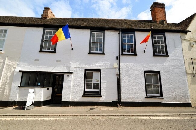 More details for 44 High St, Bagshot - Office to Rent