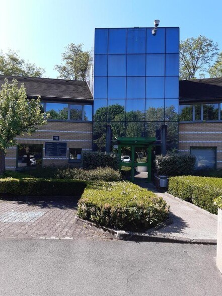 Rue Albert Einstein, Champs-sur-Marne to rent - Building Photo - Image 1 of 5