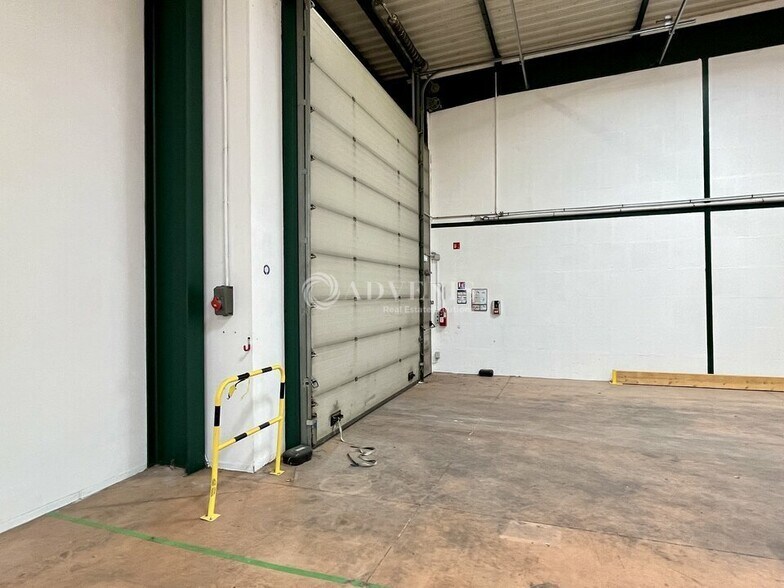 Light Industrial in Villepinte to rent - Interior Photo - Image 3 of 10