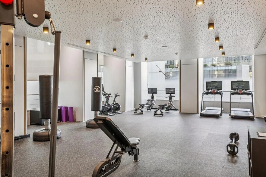 17 Place Des Reflets, Courbevoie to rent - Building Photo - Image 2 of 28