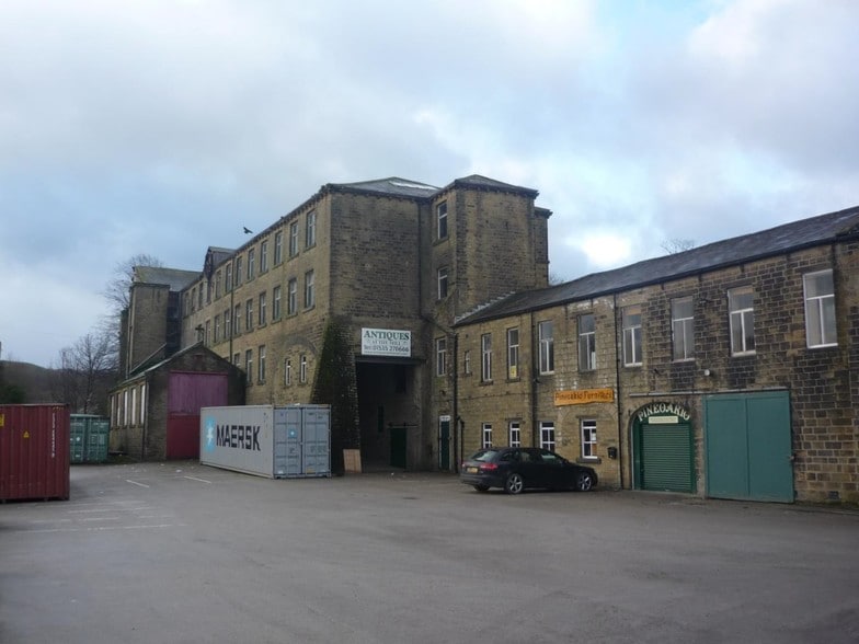 Halifax Rd, Bradford to rent - Building Photo - Image 2 of 4
