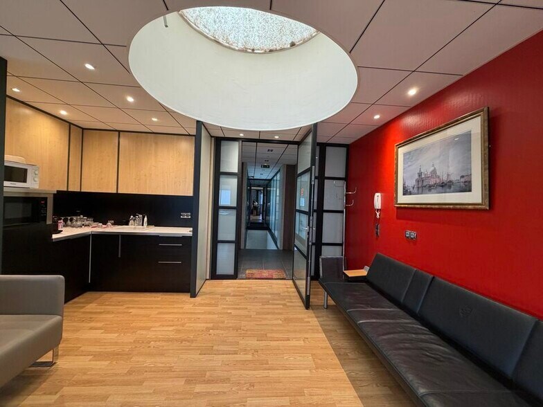 5 Rue Jean-Elysée Dupuy, Champagne-au-Mont-d'Or to rent - Interior Photo - Image 2 of 14
