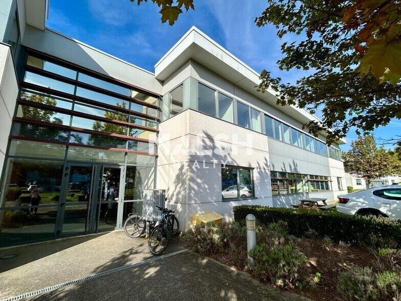 Office in Limonest for sale - Building Photo - Image 1 of 17