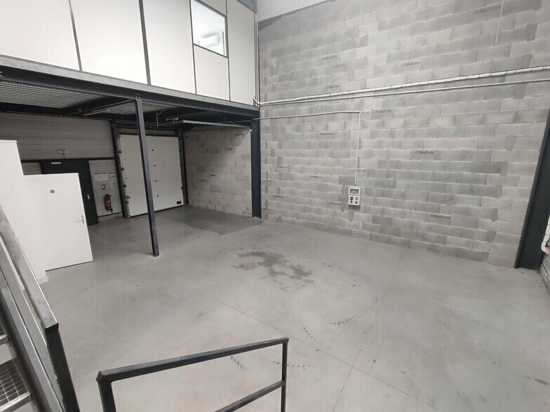 Light Industrial in Vaulx-Milieu to rent - Interior Photo - Image 2 of 12