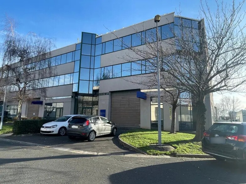 Light Industrial in Colombes to rent - Building Photo - Image 1 of 18