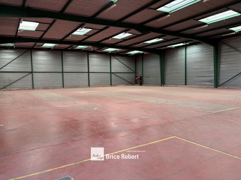 Light Industrial in Genas to rent - Interior Photo - Image 3 of 7