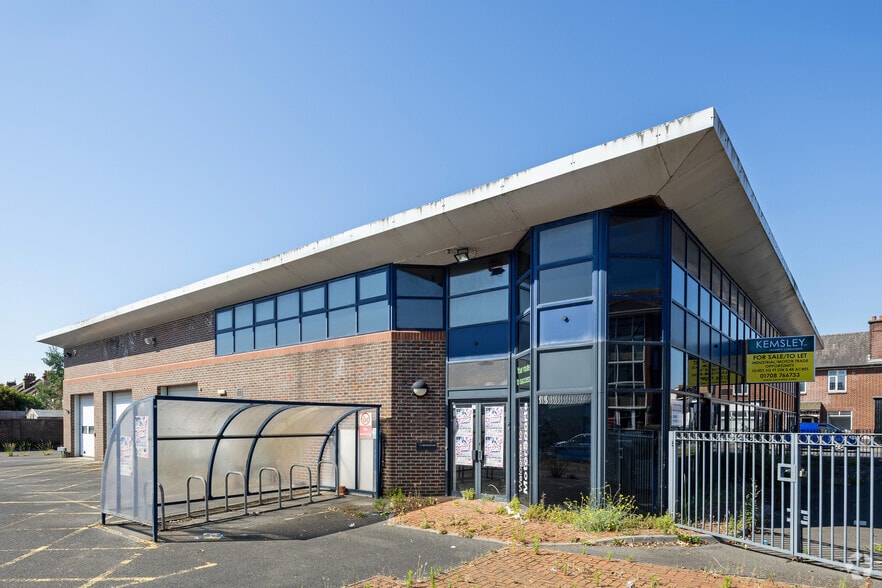 175 London Rd, Romford to rent - Primary Photo - Image 1 of 2
