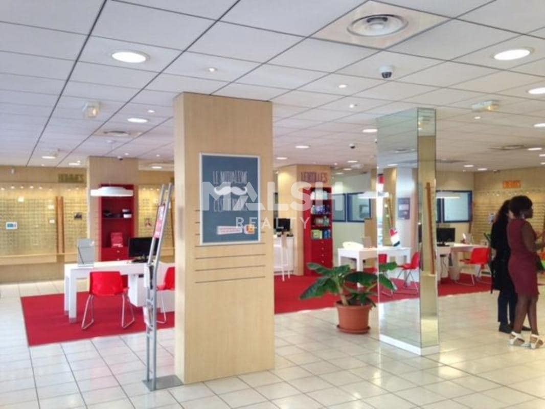 Retail in Lyon to rent Interior Photo- Image 1 of 6