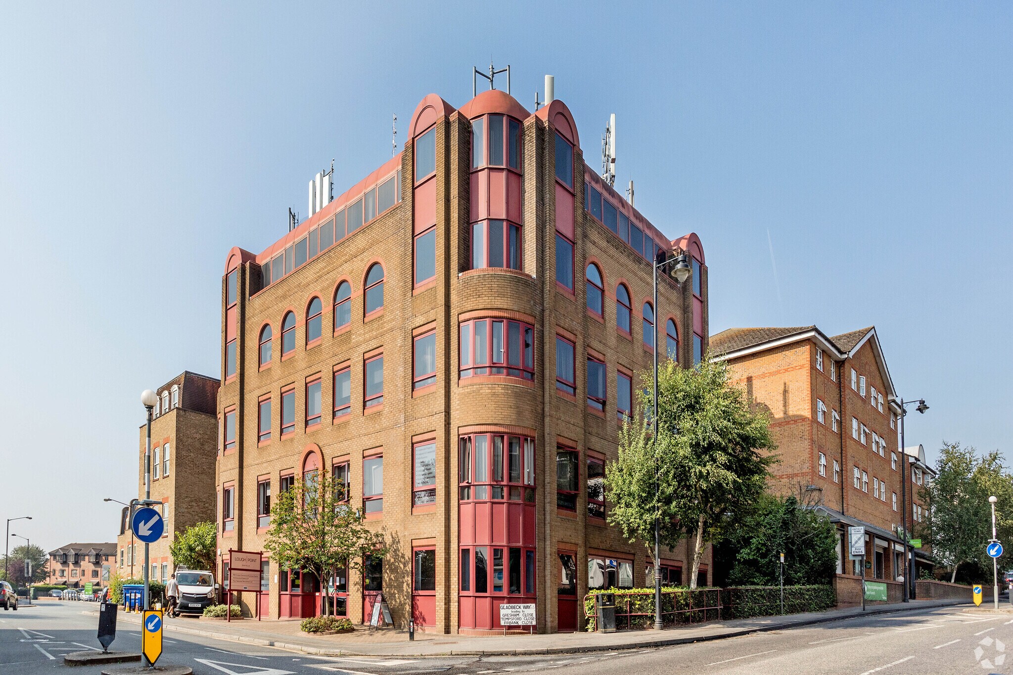 2 Gladbeck Way, Enfield to rent Primary Photo- Image 1 of 2